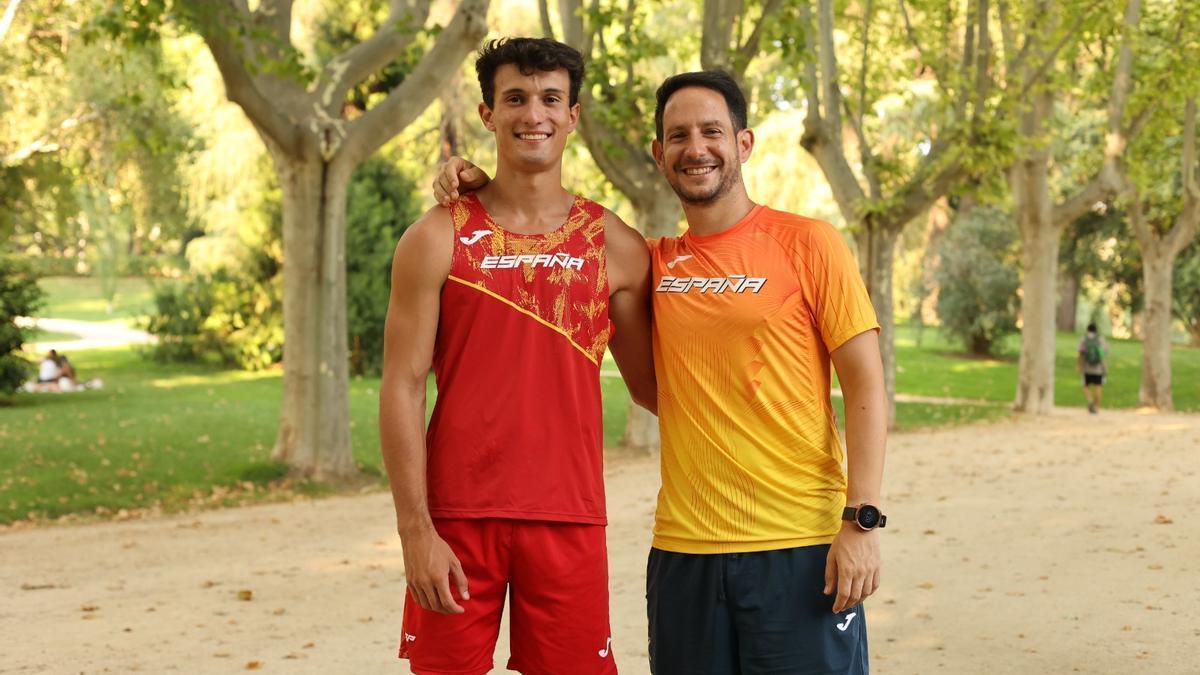 Jorge Hernández, con su entrenaor, Luis Carretero.