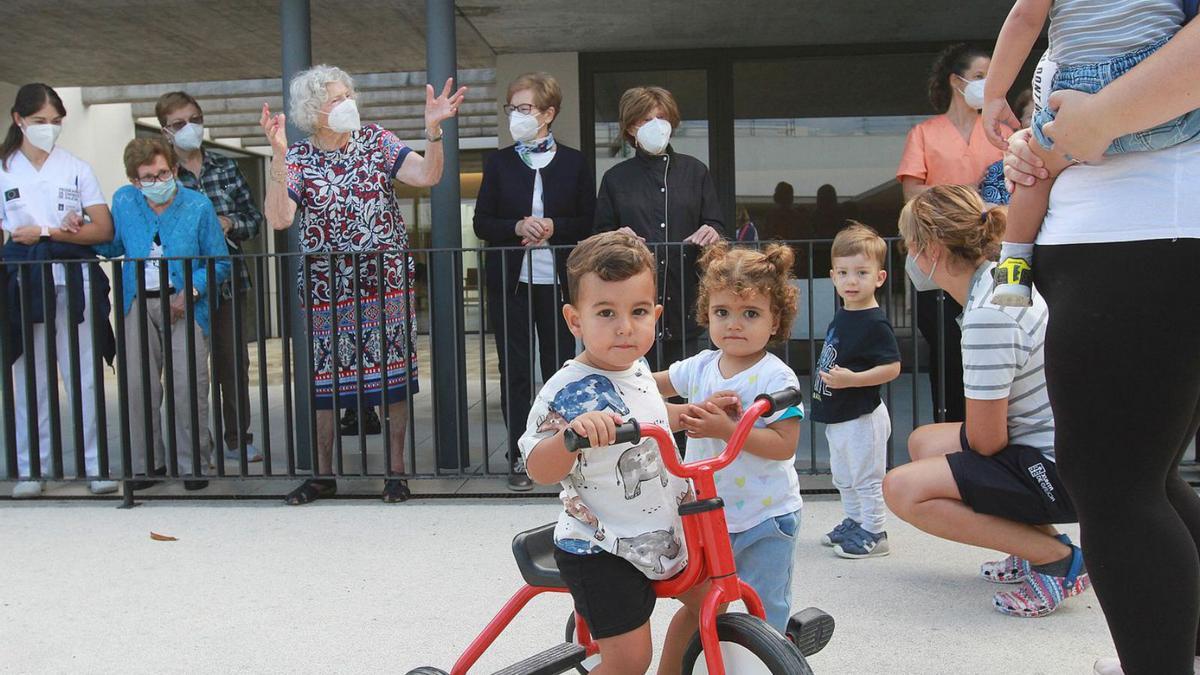 Niños y mayores en el centro intergeneracional de A Farixa. 