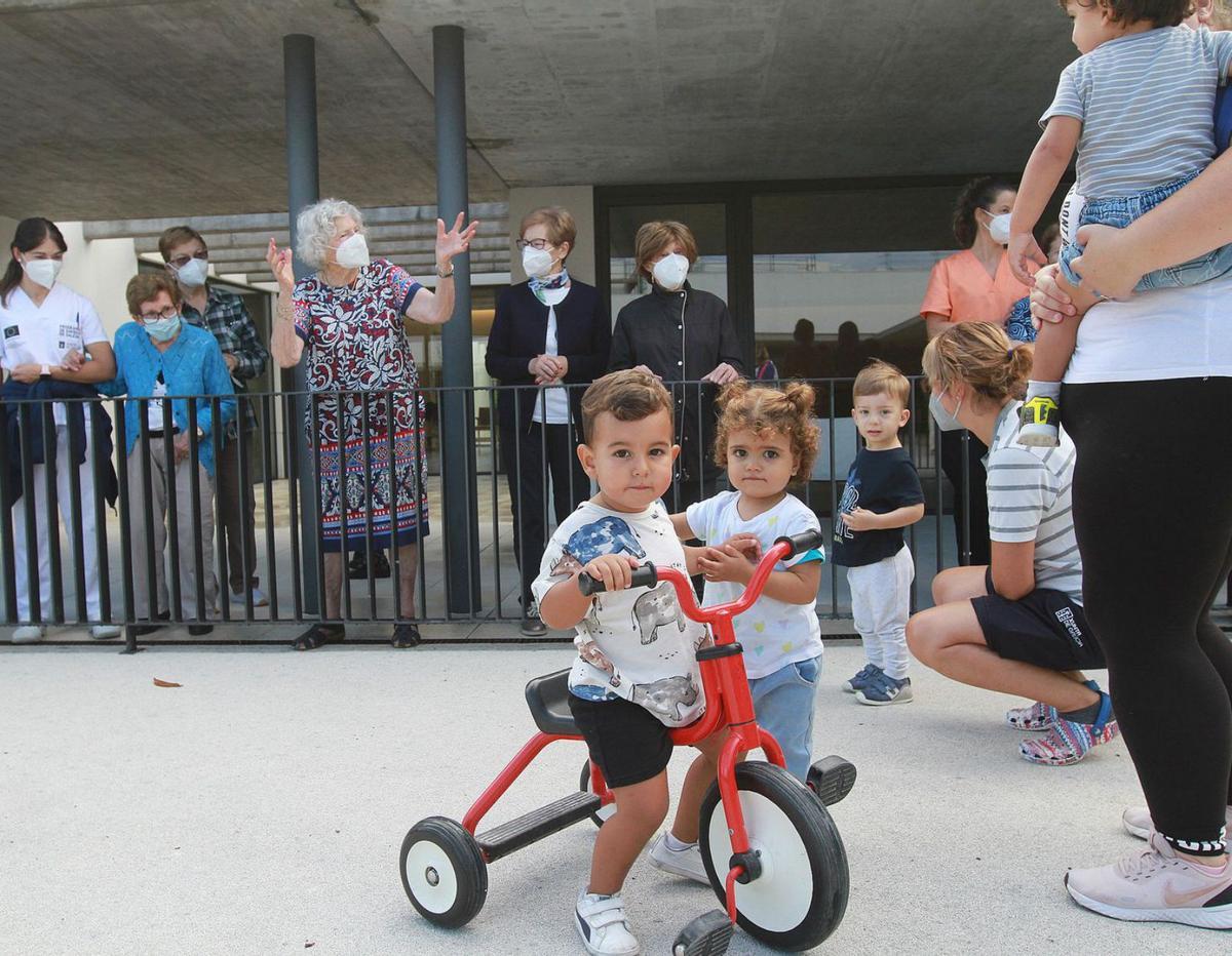 Niños y mayores en el centro intergeneracional de A Farixa.   | // IÑAKI OSORIO