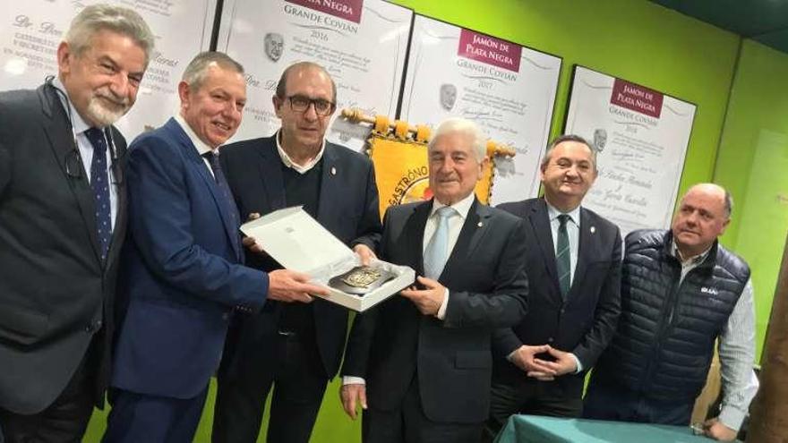 Palmou, Yumai, Moure, Portomeñe, Balseiro y Guardado, en la entrega del premio a Portomeñe en Avilés.