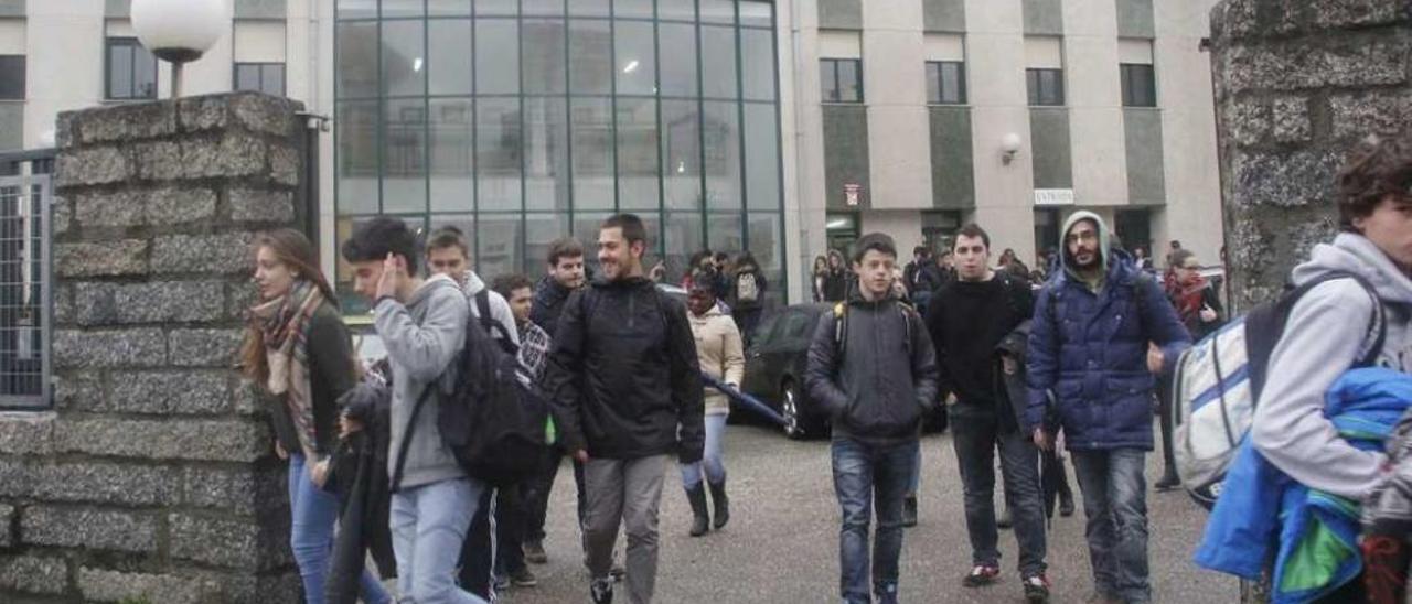 Salida de estudiantes del instituto de Rodeira, el primer día del actual curso escolar. // Santos Álvarez