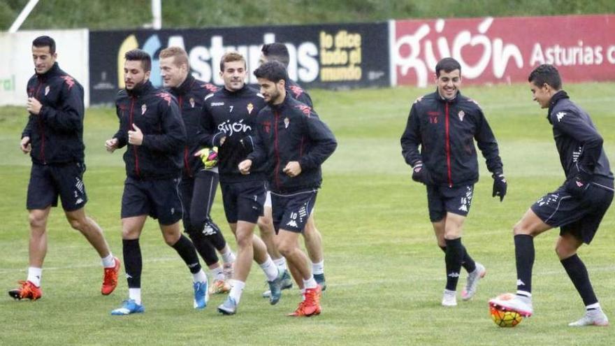 Nacho Cases, en el centro, durante el entrenamiento de ayer en Mareo.