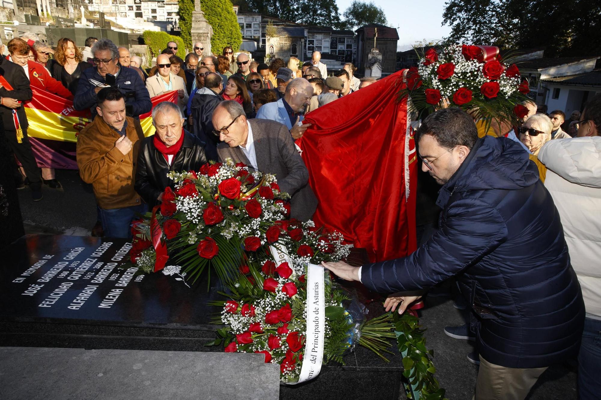 EN IMÁGENES: La inhumación de los restos de José Barreiro en Langreo