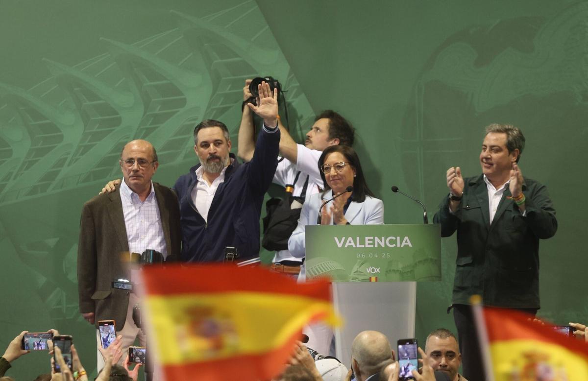 Los dirigentes valencianos de Vox arropan a Abascal en un acto en la Feria de Muestras.