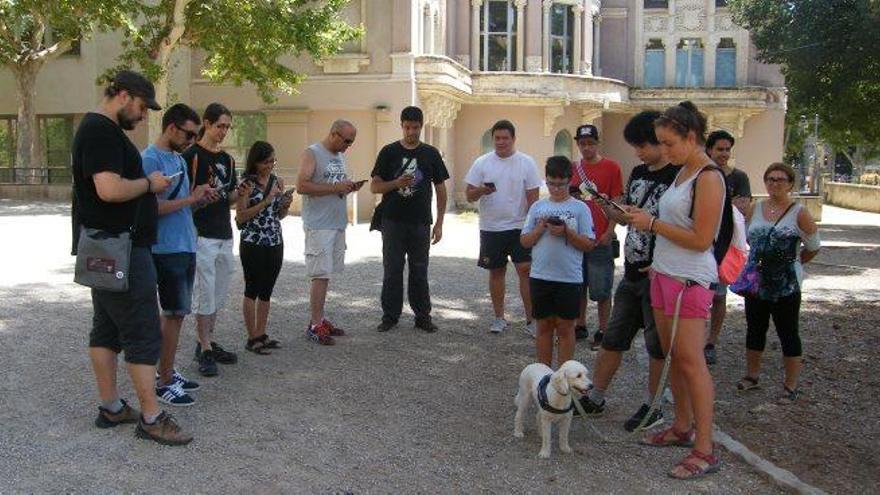 Entusiastes del fenomen Pokémon Go reunits a la part posterior del Casino de Manresa