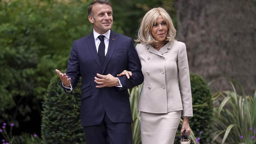 FILE - French President Emmanuel Macron and wife Brigitte arrive at 10 Downing Street in London, Wednesday, July 9, 2025.(AP Photo/Alberto Pezzali, Pool, File). PRESIDENTE. FRANCIA. MUJER. ESPOSA. VISITA