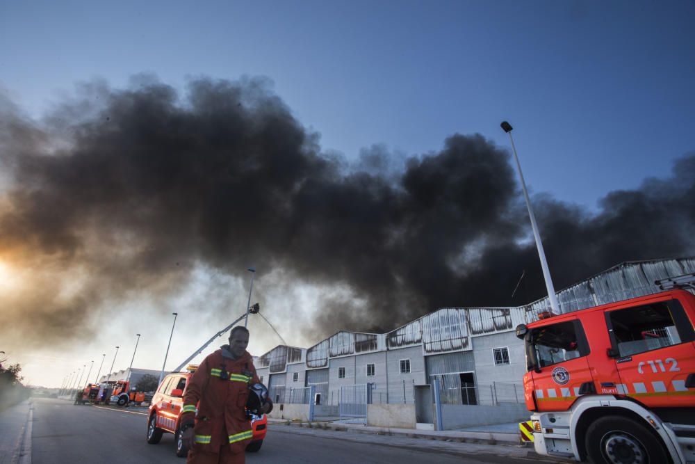 Incendio en el polígono de la Cova de Manises