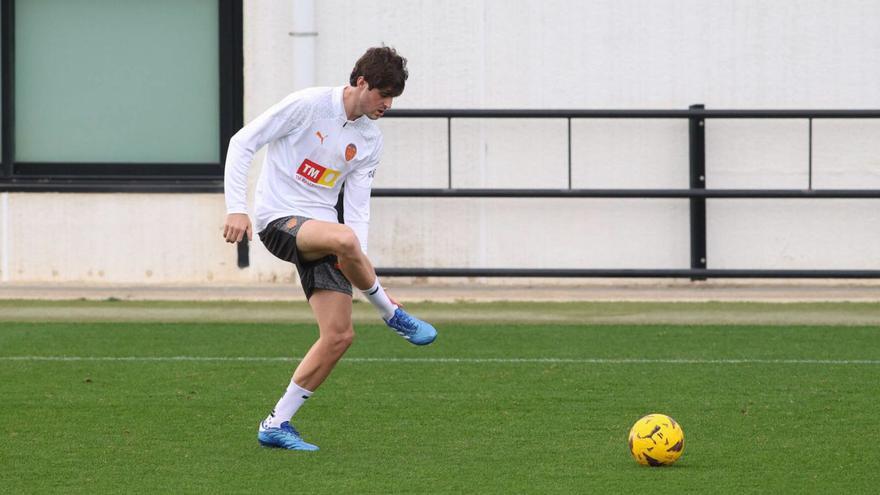 Javi Guerra, en unentrenamiento del Valencia.