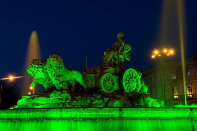 Plaza de Cibeles en Madrid iluminada en verde por el Día de San Patricio
