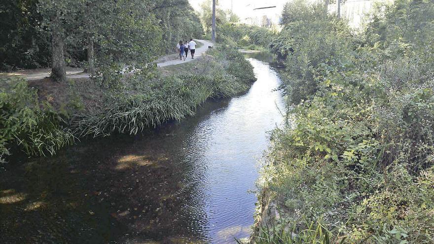 El paseo del río Louro en Porriño es una ruta muy frecuentada para pasear y hacer ejercicio. // D.B.M.