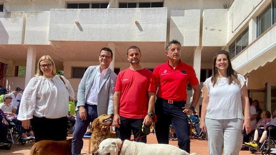 La unidad canina de los Bomberos de Palma visitan la residencia Bonanova