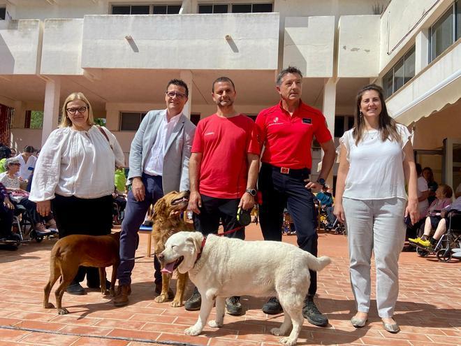 La unidad canina de los Bomberos de Palma visitan la residencia Bonanova