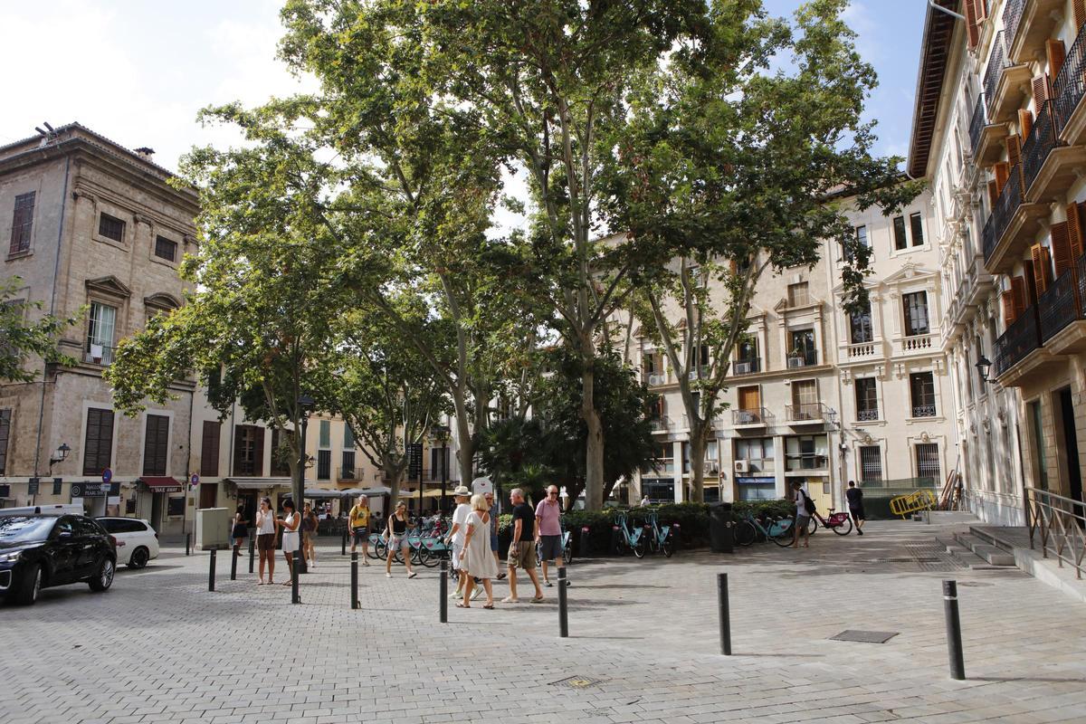 Die Plaça de Santa Eulàlia mit lokalen Geschäften und kleinen Cafés.
