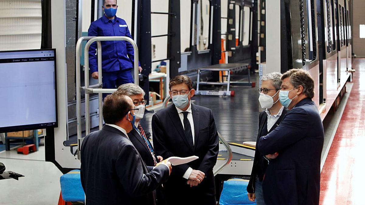 Ximo Puig (en el centro), con directivos de Stadler, en la planta de Albuixech, ayer. | EFE/BIEL ALIÑO