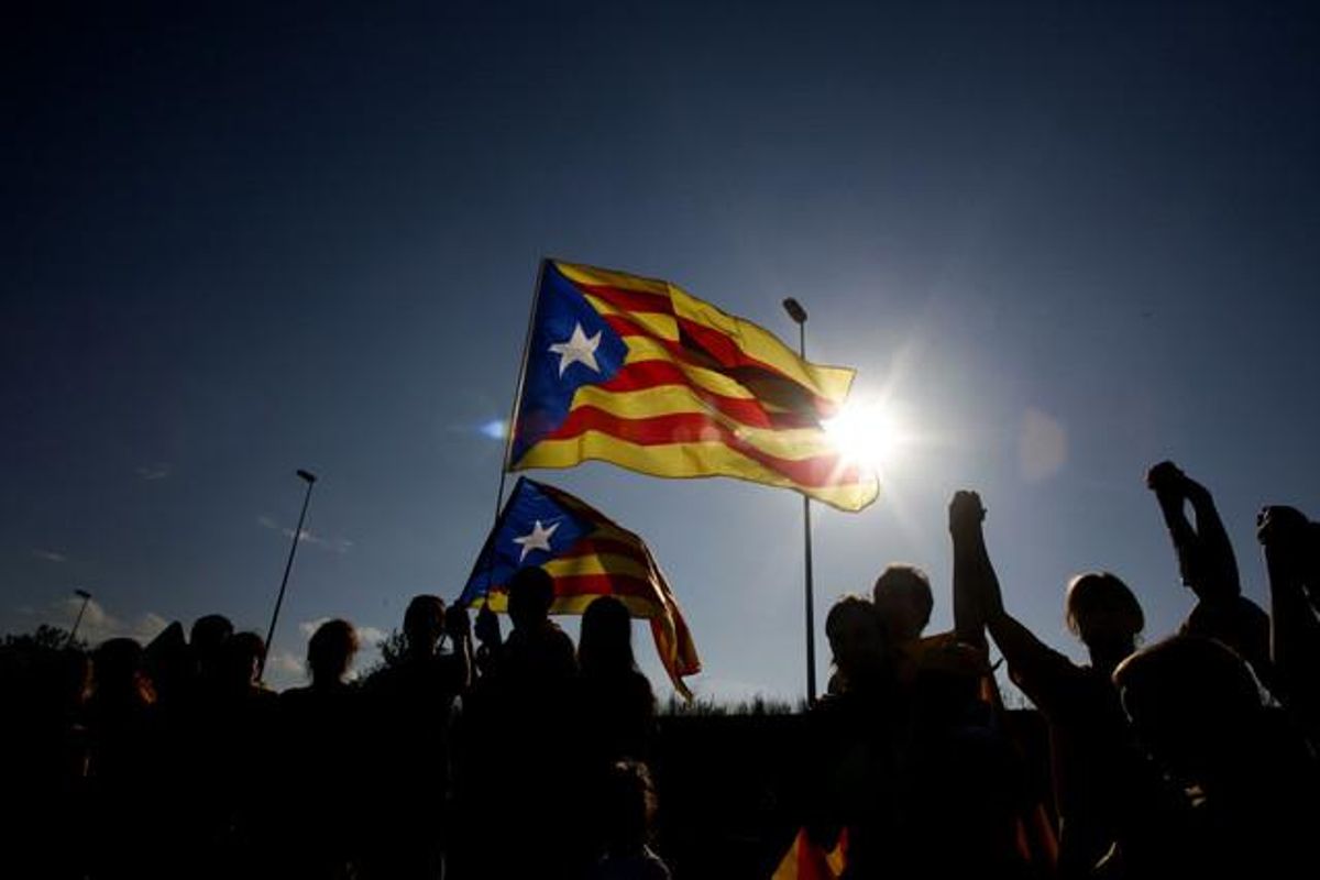 La cadena humana al seu pas per Sils (Girona).