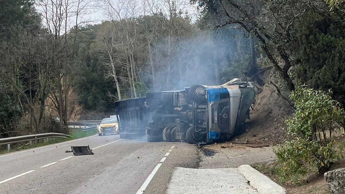 El camió que ha bolcat a Arbúcies.