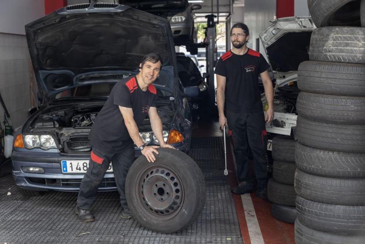 Raúl Mesías y un mecánico trabajando en Autobox.   | // JAVIER TENIENTE