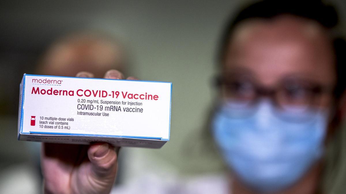 Arranca la vacunación de sanitarios que trabajan en 'primera línea covid'