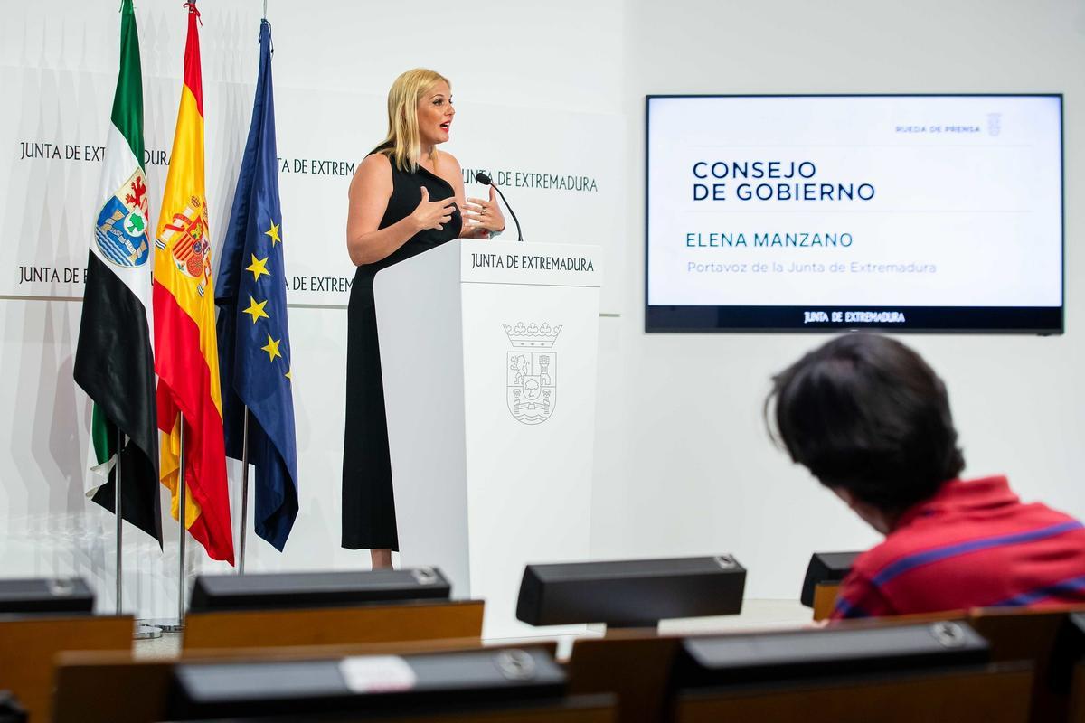 La portavoz de la Junta, Elena Manzano, da cuenta de los acuerdos del Consejo de Gobierno.