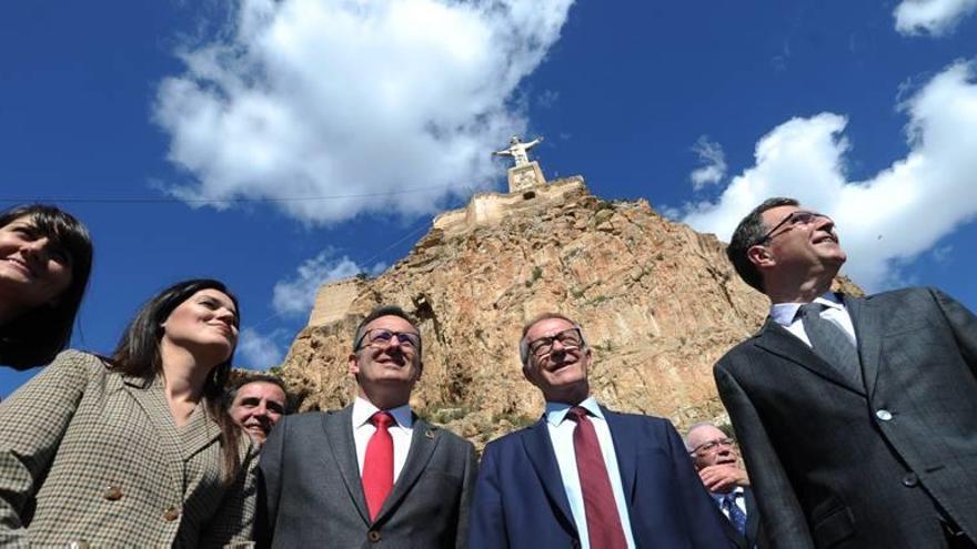 María González Veracruz, Miriam Guardiola, José A. Serrano (detrás), Diego Conesa, José Guirao y José Ballesta en la visita a Monteagudo.