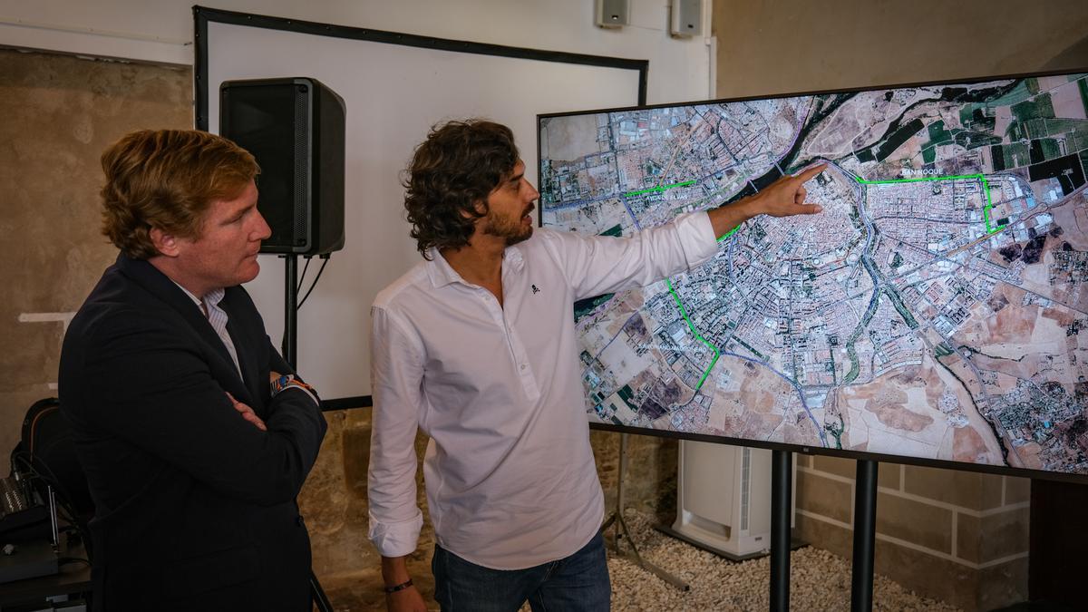 El alcalde, Ignacio Gragera, y el concejal de Urbanismo, Carlos Urueña, ayer, presentando el proyecto.