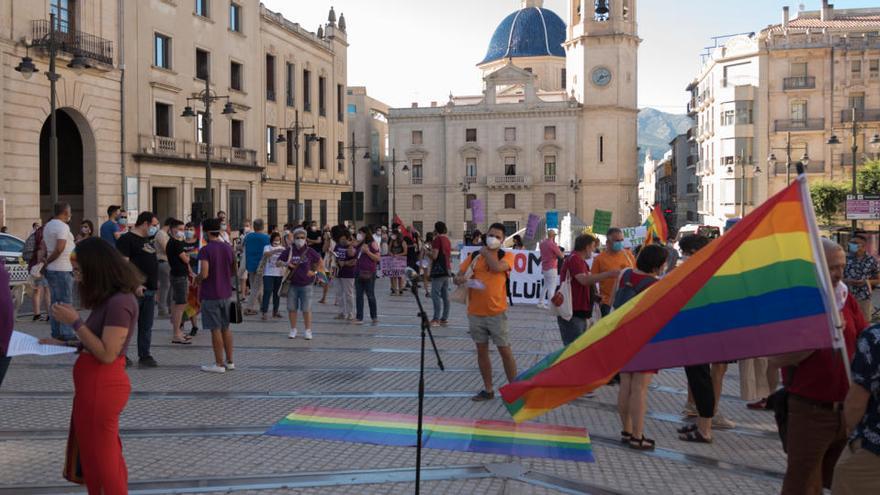 Más de 300 personas se concentran en Alcoy contra la LGTBIfobia