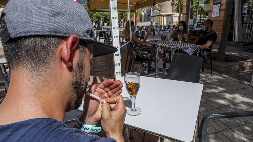 ¿Se puede fumar en las terrazas de Alicante? Así está actualmente la normativa en bares y restaurantes