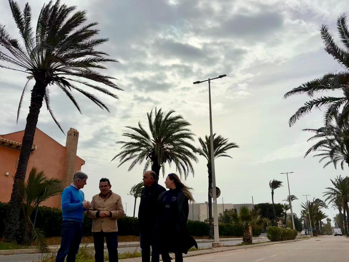 Visita del alcalde y los concejales de Costa e Infraestructuras al vial que se va a renovar