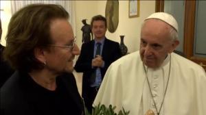 El músico y el pontífice se han fundido en un abrazo.