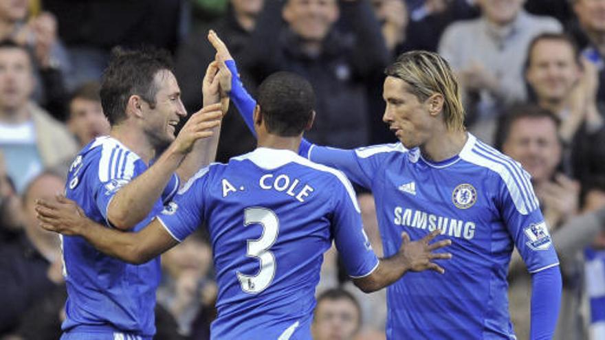 El capitán del Chelsea, Frank Lampard (i), celebra junto a sus compañeros Ashley Cole (c) y el español Fernando Torres (d) el gol que ha marcado ante el Bolton.