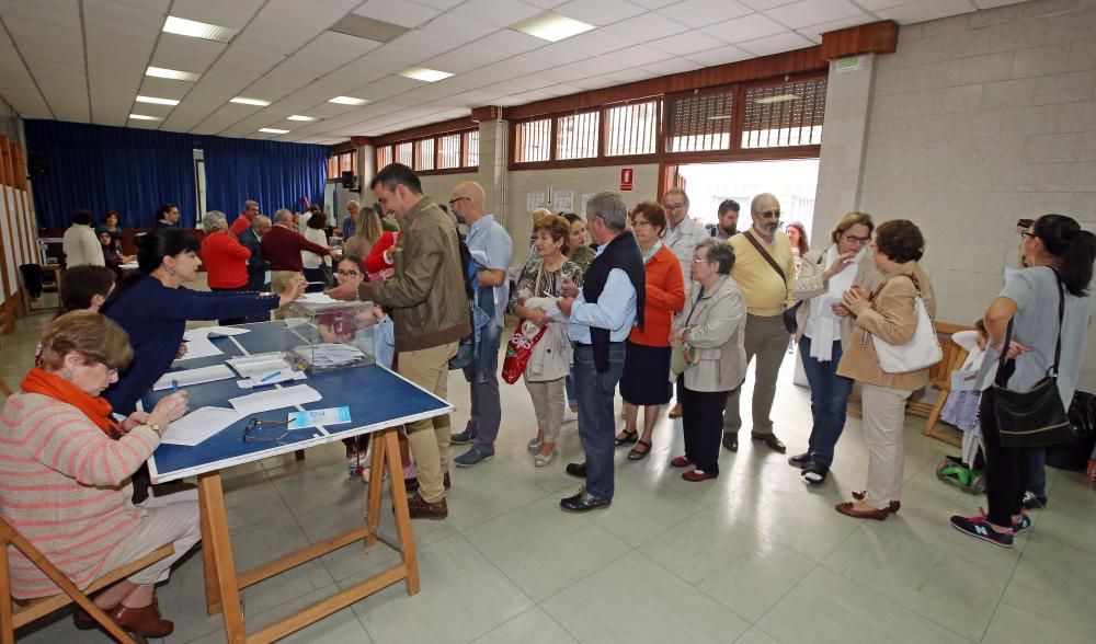 Los vigueses acuden a la cita con las urnas