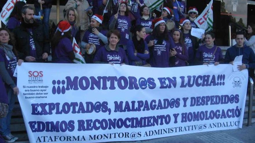 Los monitores escolares se concentraron ayer en Málaga.