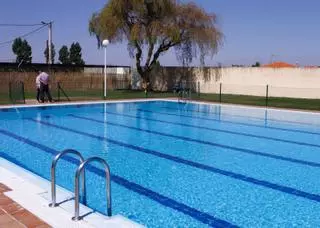 Los pueblos de Zamora se las ingenian para abrir sus piscinas pese a la falta de empresarios que las exploten