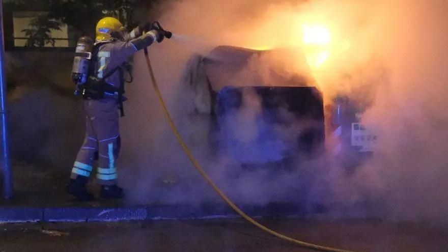 Dos contenidors cremats a Figueres