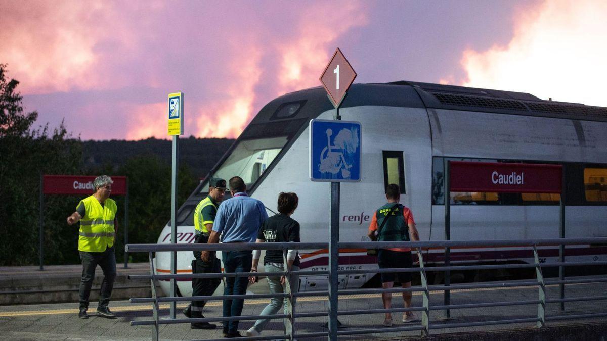 La Guardia Civil vigila la evacuación del tren al llegar a la estación de Caudiel.