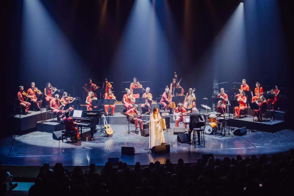 Inici de gira de la cantautora Judit Neddermann i la GIO Symphonia, ahir a l'Auditori de Girona.