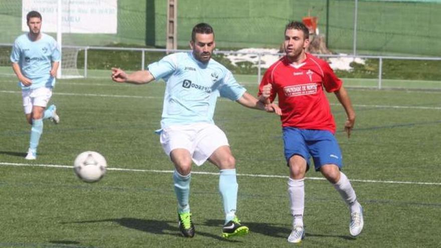 Un jugador del Beluso intenta disputar el balón durante el encuentro de ayer. // Santos Álvarez