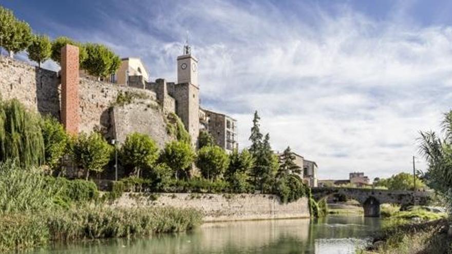 Encastat a la muralla, l&#039;ascensor connecta el centre amb el barri vell de Gironella