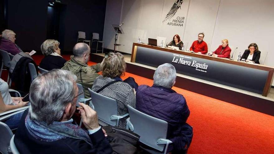 En la mesa, por la izquierda, Sonia de la Paz Fernández, Ovidio Parades, María Melendi y Elia Fernández, durante el desarrollo del acto del Club Prensa Asturiana.