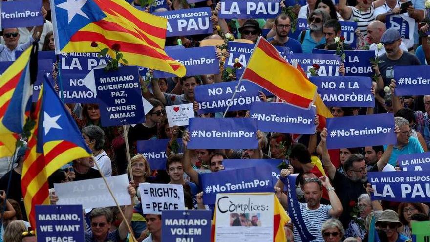 Esteladas, banderas españolas y carteles pacifistas y antiislamófobos en la manifestación.  // Reuters