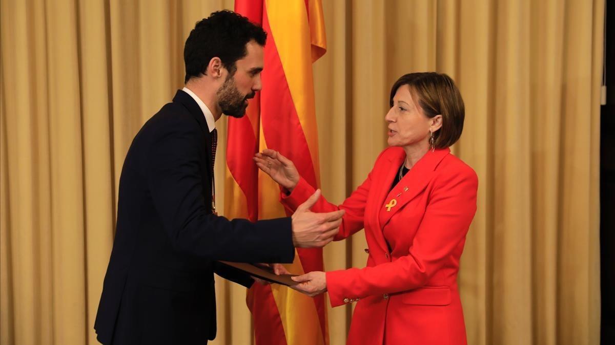 Carme Forcadell traspasa la presidencia del Parlament a Roger Torrent