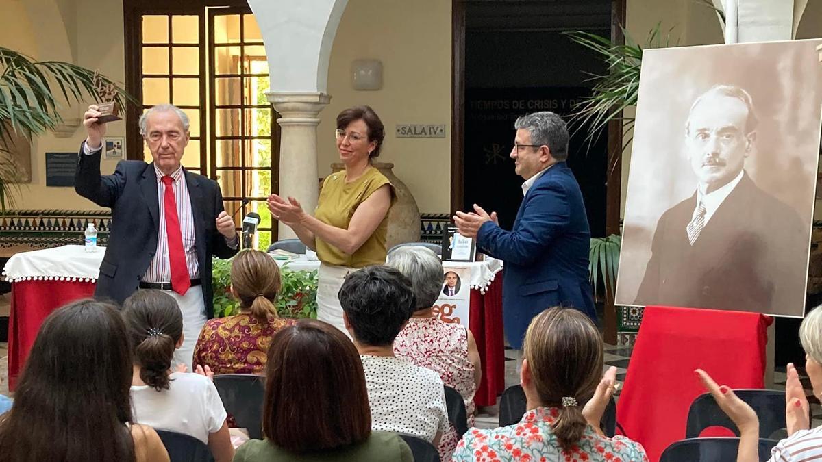 Luis Alberto de Cuenca, junto a la alcaldesa de Priego, María Luisa Ceballos, y el director del Aula de Literatura, Manuel Molina.