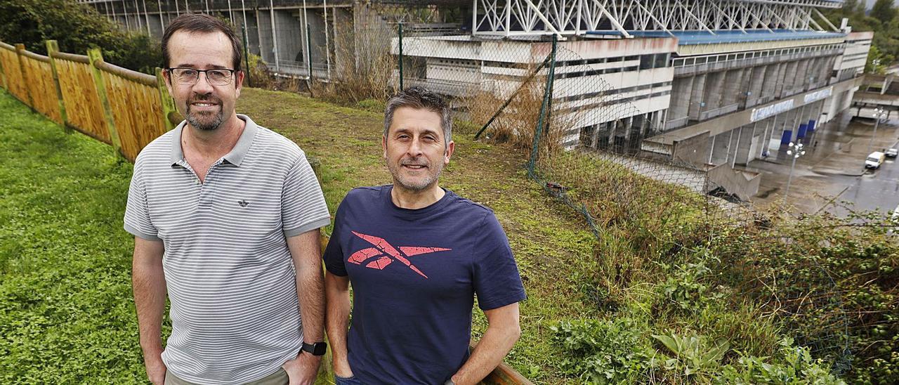 Carlos España y Román Rodríguez, ayer, con el Tartiere a sus espaldas.