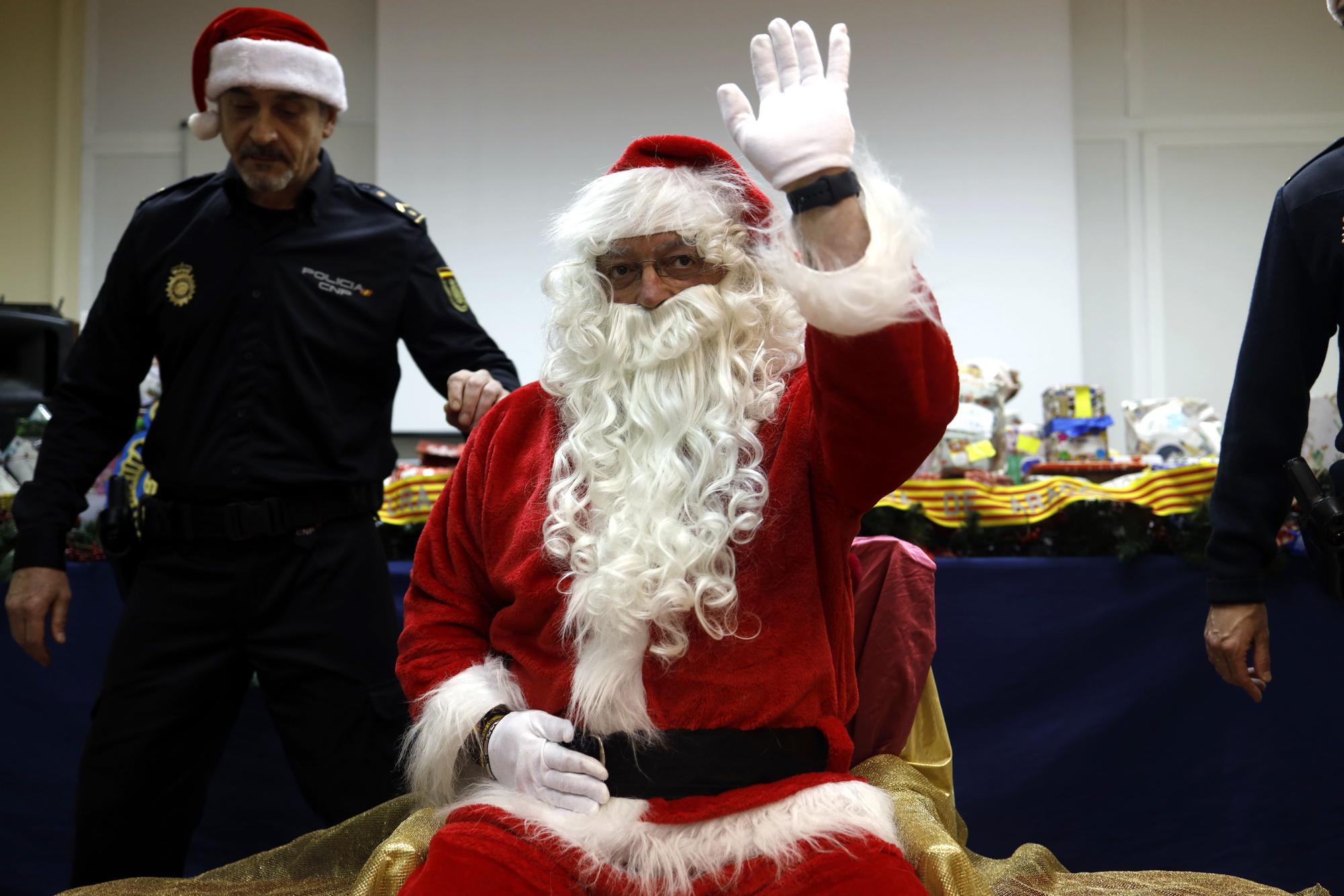 Papá Noel visita a los hijos de los agentes de Policía Nacional de Aragón