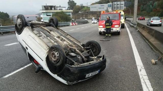 Coche volcado en la A-55. // FARO
