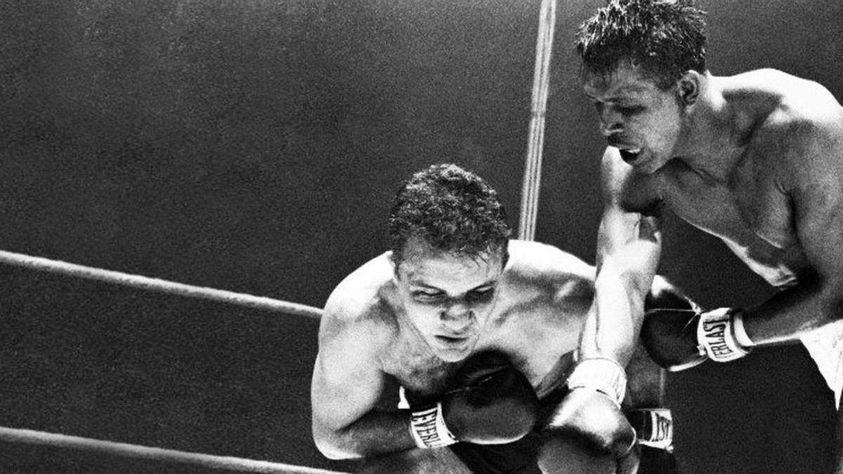 Robinson golpea a LaMotta durante el combate de 1951.