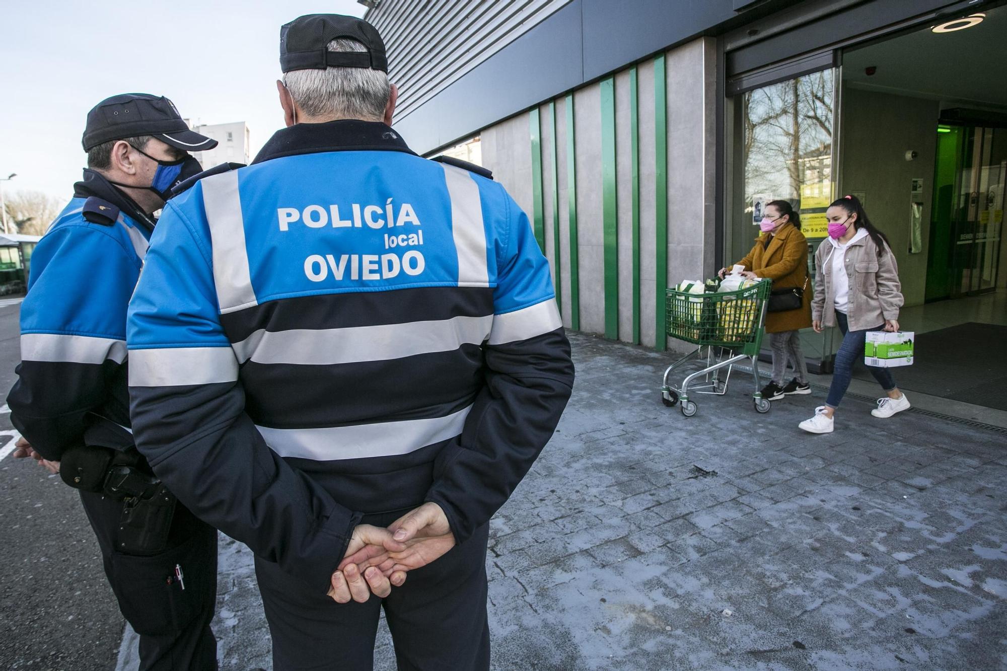 Controles policiales en los supermercados de Oviedo