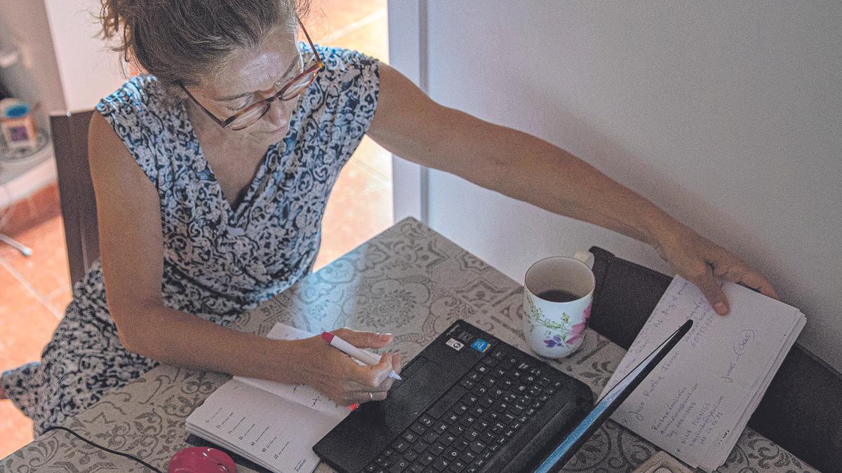 Una mujer teletrabaja desde su casa.