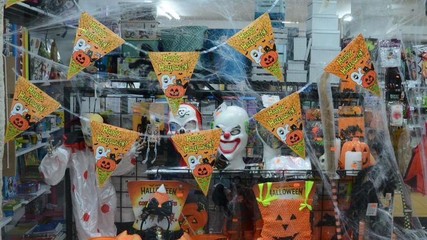 Un escaparate na comarca coa
decoración do Samaín.
| Gonzalo Núñez