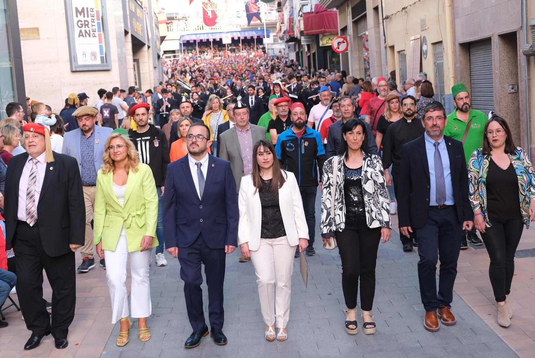 Las autoridades municipales y festeras durante el pasacalles previo a la interpretación del Pasodoble Petrel.